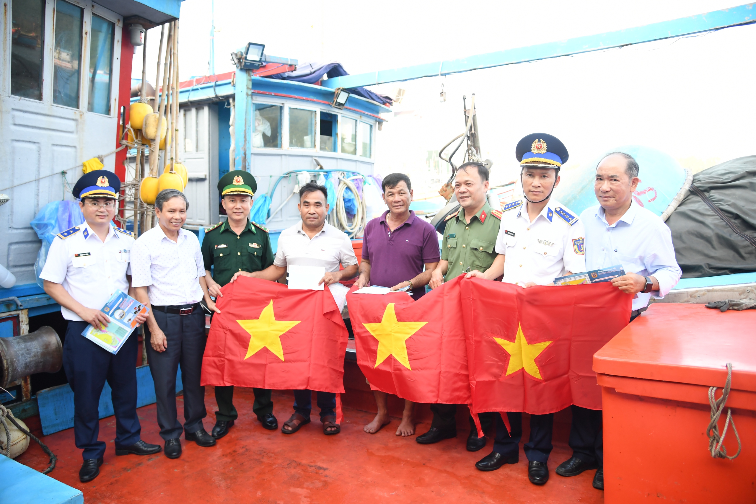 V&ugrave;ng Cảnh s&aacute;t biển 2 tuy&ecirc;n truyền ph&ograve;ng chống IUU tr&ecirc;n địa b&agrave;n tỉnh Quảng Ng&atilde;i- Ảnh 3.