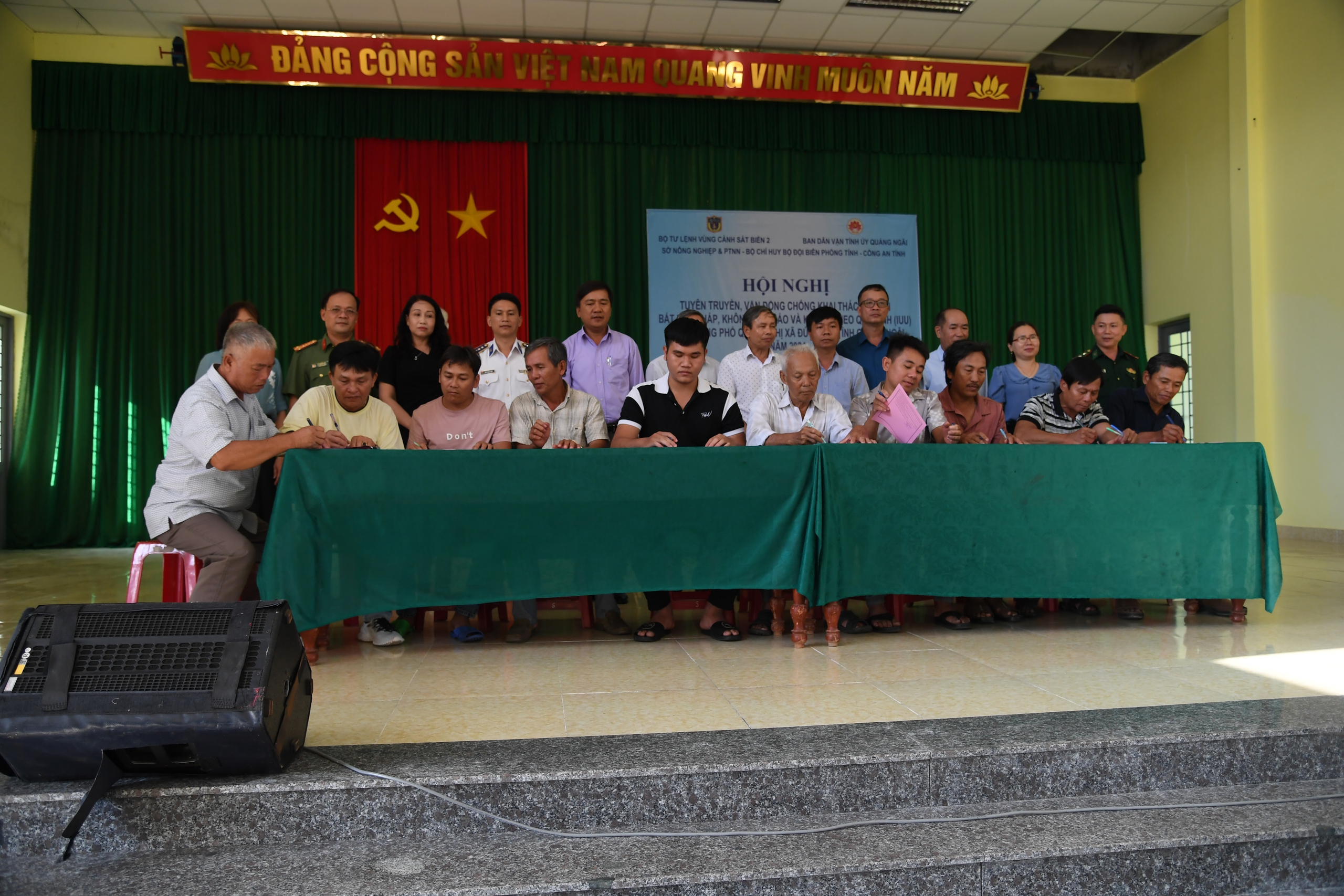 V&ugrave;ng Cảnh s&aacute;t biển 2 tuy&ecirc;n truyền ph&ograve;ng chống IUU tr&ecirc;n địa b&agrave;n tỉnh Quảng Ng&atilde;i- Ảnh 5.