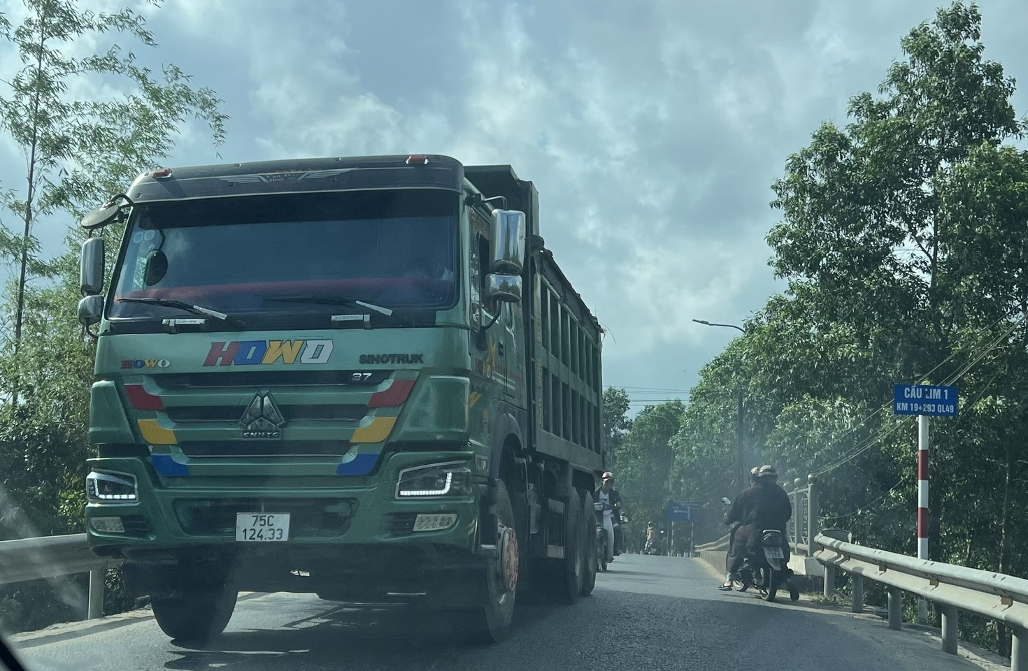Thừa Thiên - Huế: Xe Howo chở quá tải vẫn