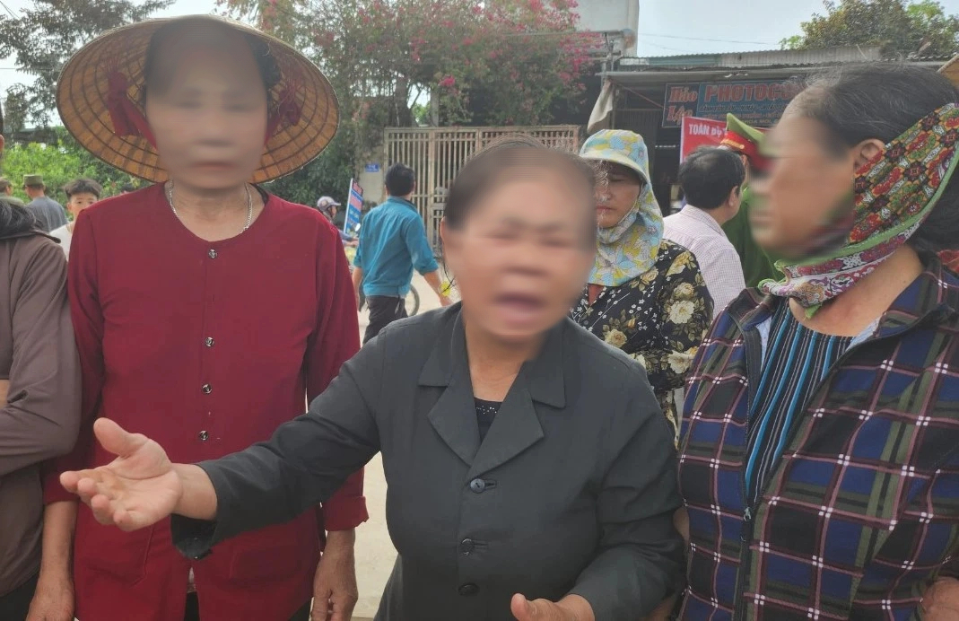 Nghe tin sáp nhập trường, phụ huynh kéo tới phản đối- Ảnh 2.