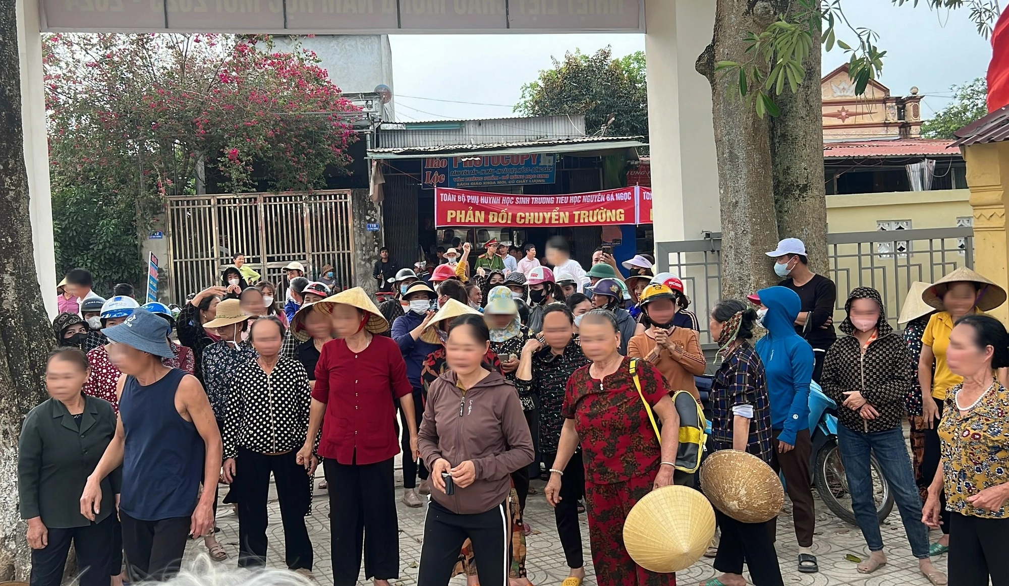 Nghe tin sáp nhập trường, phụ huynh kéo tới phản đối- Ảnh 1.