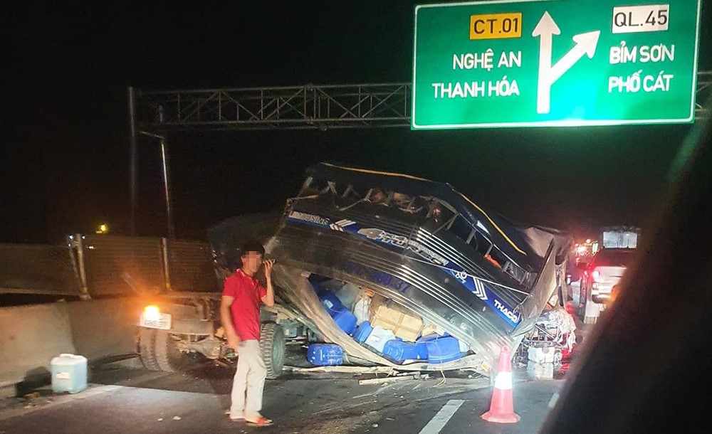 &Ocirc;t&ocirc; tải nổ lốp tr&ecirc;n cao tốc Mai Sơn - Quốc lộ 45- Ảnh 1.
