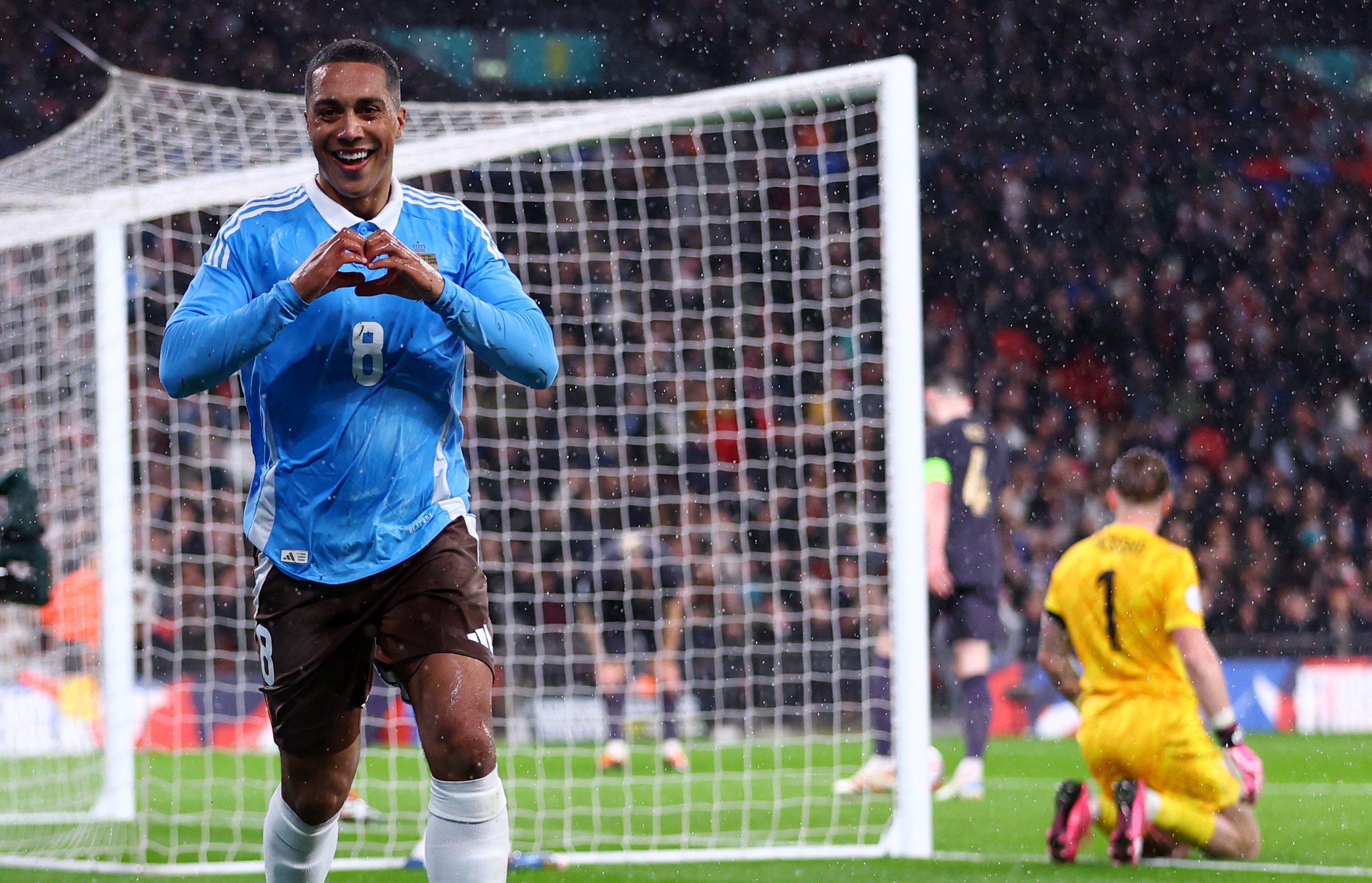 Youri Tielemans ghi cú đúp cho tuyển Bỉ