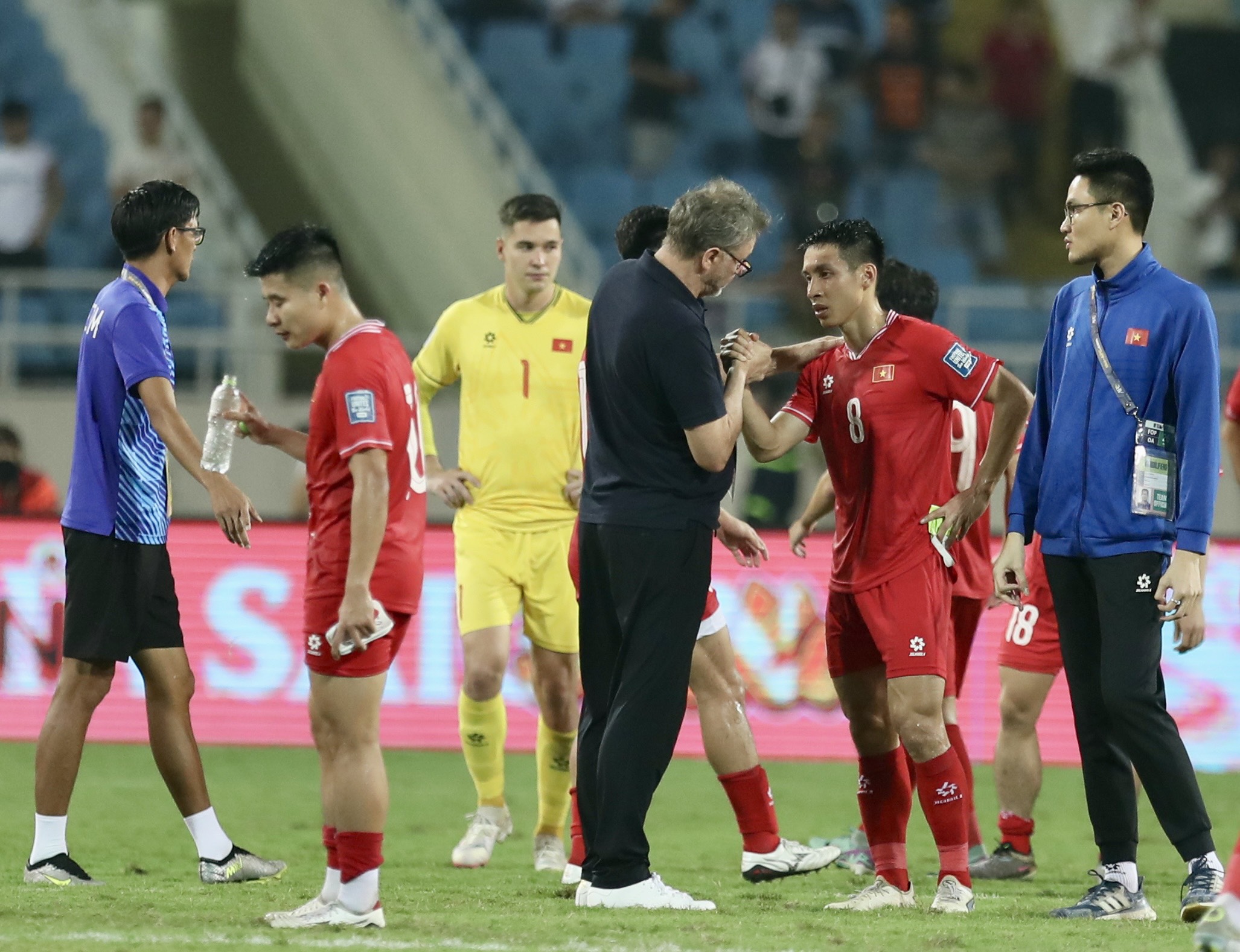 D&agrave;n tuyển thủ gửi lời chia tay HLV Troussier- Ảnh 1.