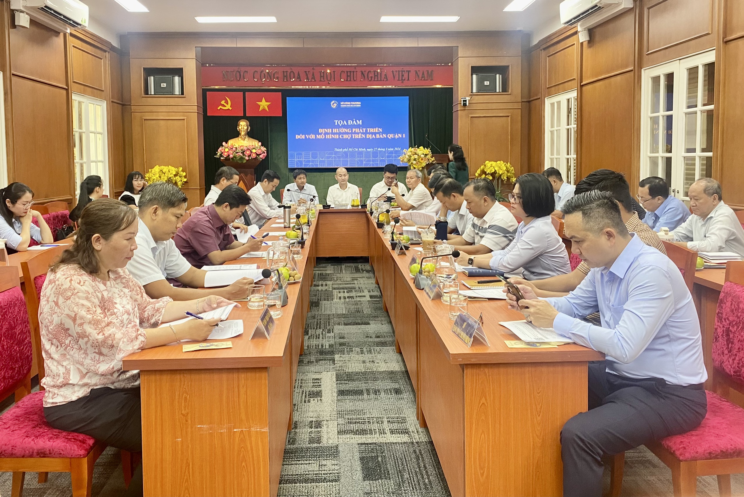 Kh&aacute;ch mua h&agrave;ng ở chợ truyền thống ng&agrave;y c&agrave;ng giảm, v&igrave; sao?- Ảnh 1.