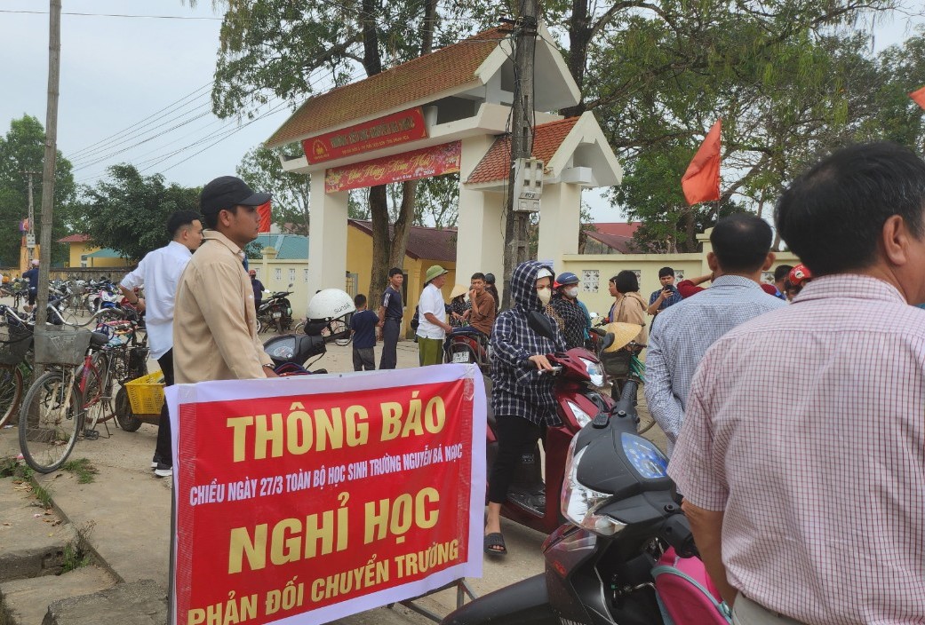Nghe tin sáp nhập trường, phụ huynh kéo tới phản đối- Ảnh 5.