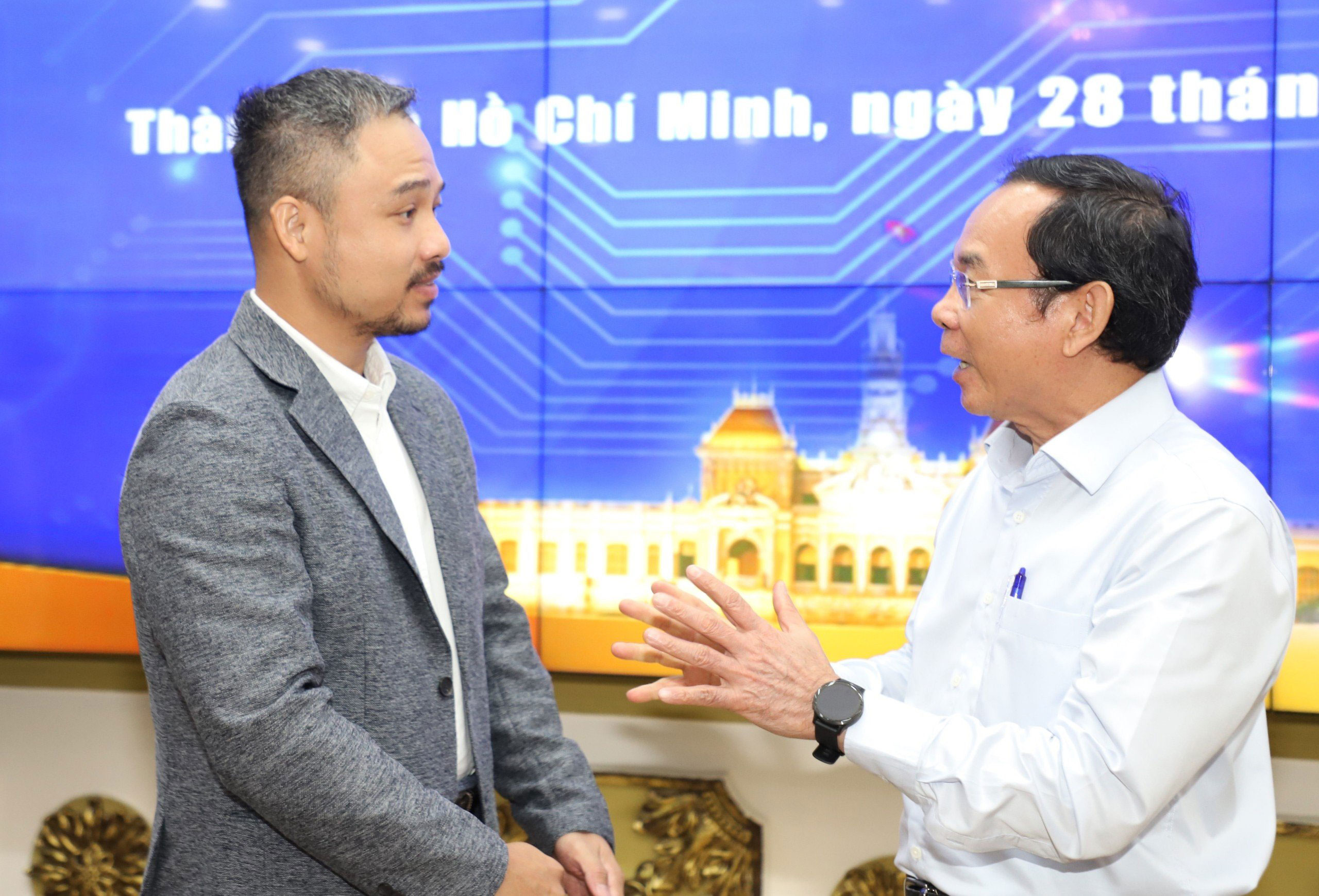 Bí thư Thành ủy TP HCM Nguyễn Văn Nên trao đổi với đại biểu bên lề chương trình gặp gỡ cộng đồng đổi mới sáng tạo ngày 28-3