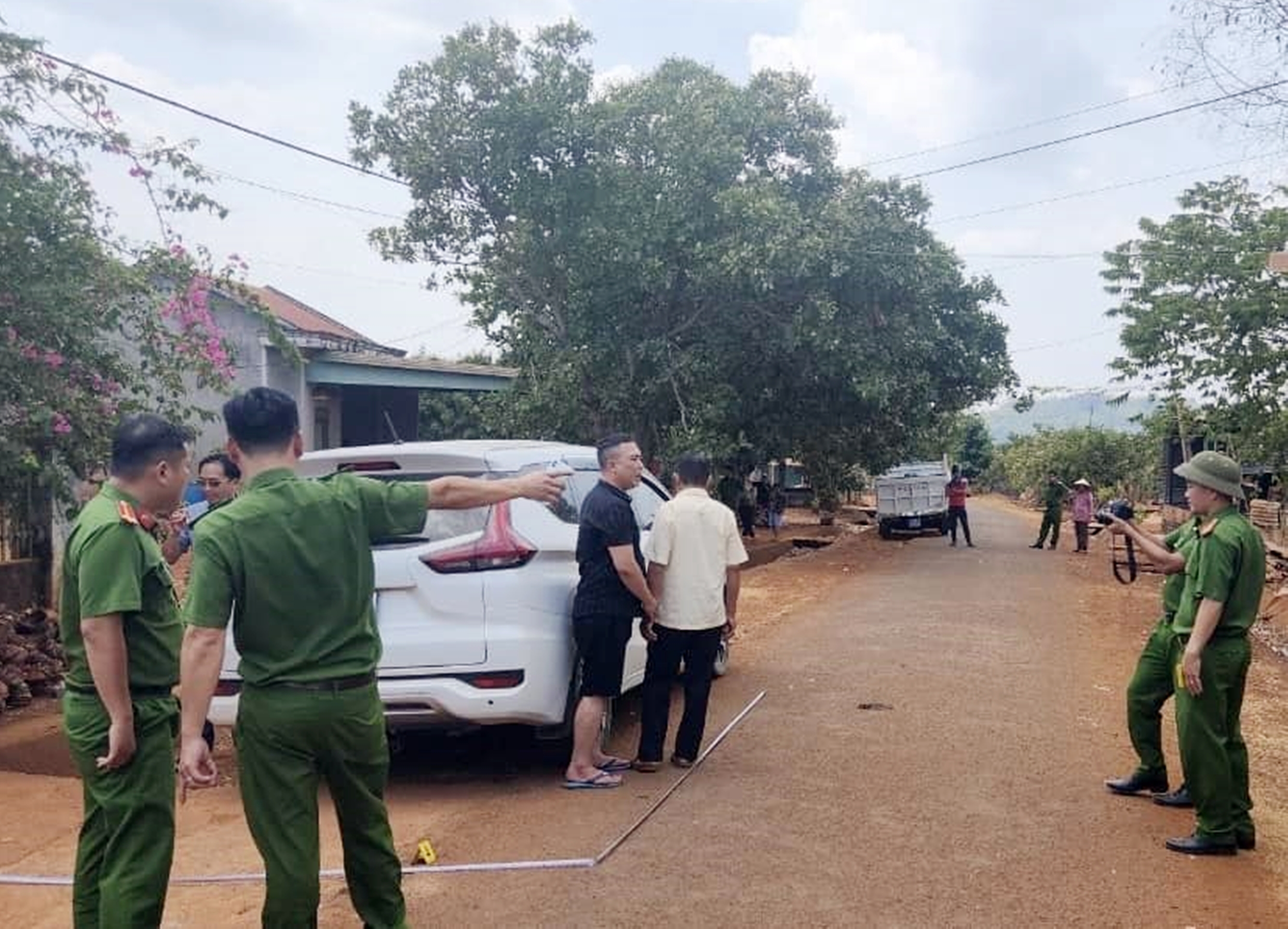 Khởi tố hai đối tượng x&ocirc;ng v&agrave;o nh&agrave; bắt người, &eacute;p viết giấy nợ- Ảnh 1.