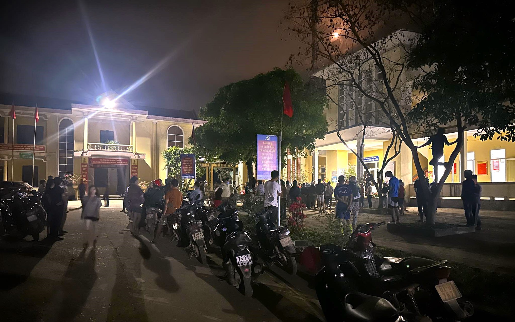 Hàng trăm người dân một xã ở Quảng Bình kéo ra bờ sông phản đối hoạt động khai thác cát