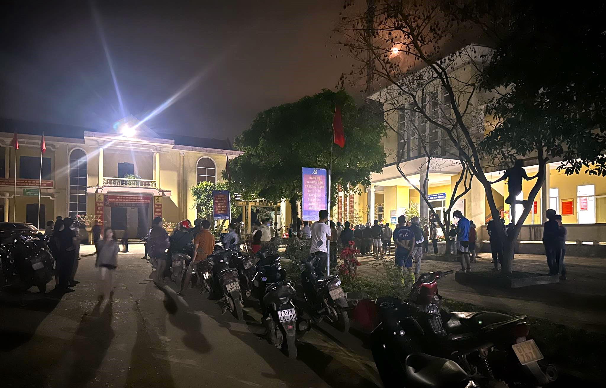 H&agrave;ng trăm người d&acirc;n 