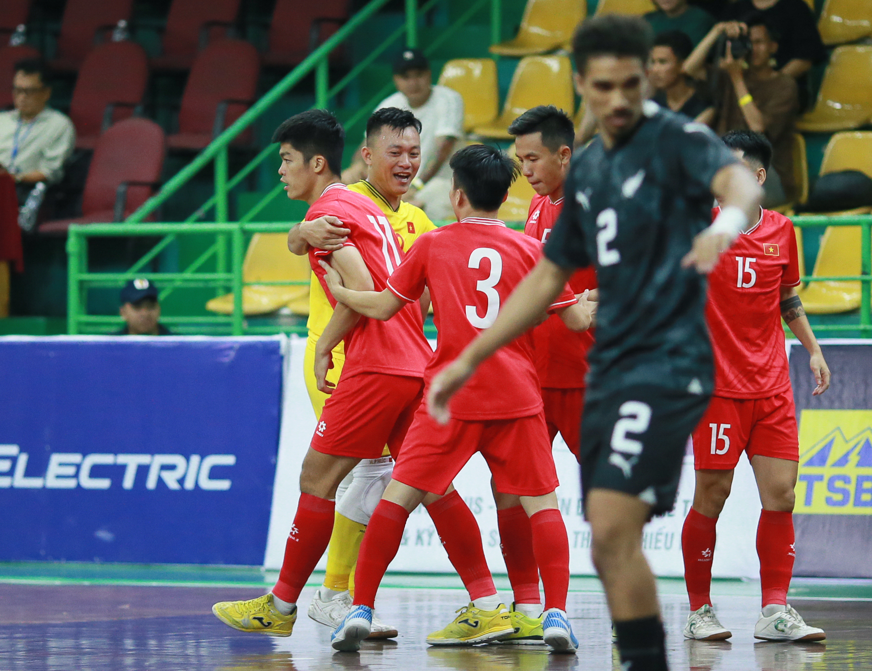 Tuyển futsal Việt Nam chia điểm với đội gi&agrave;nh v&eacute; đầu ti&ecirc;n dự World Cup 2024- Ảnh 1.
