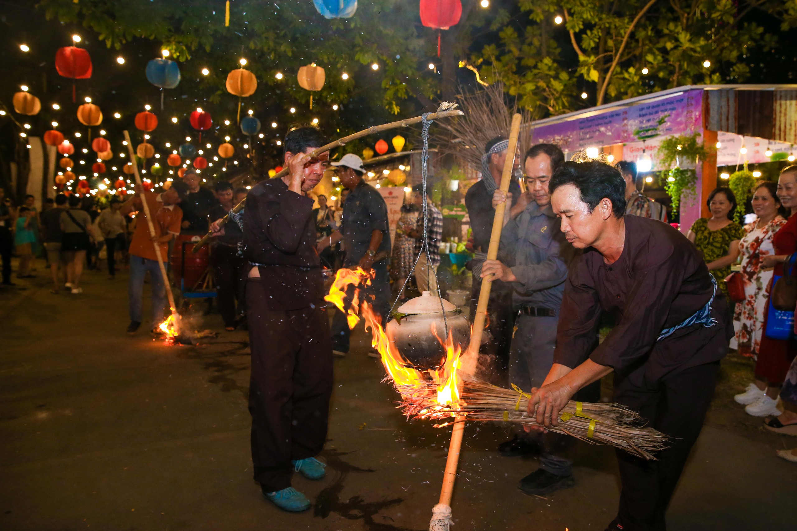 Độc đ&aacute;o &ldquo;vừa đi vừa nấu&rdquo; tại Lễ hội Văn h&oacute;a Ẩm thực, M&oacute;n ngon Saigontourist Group 2024- Ảnh 13.