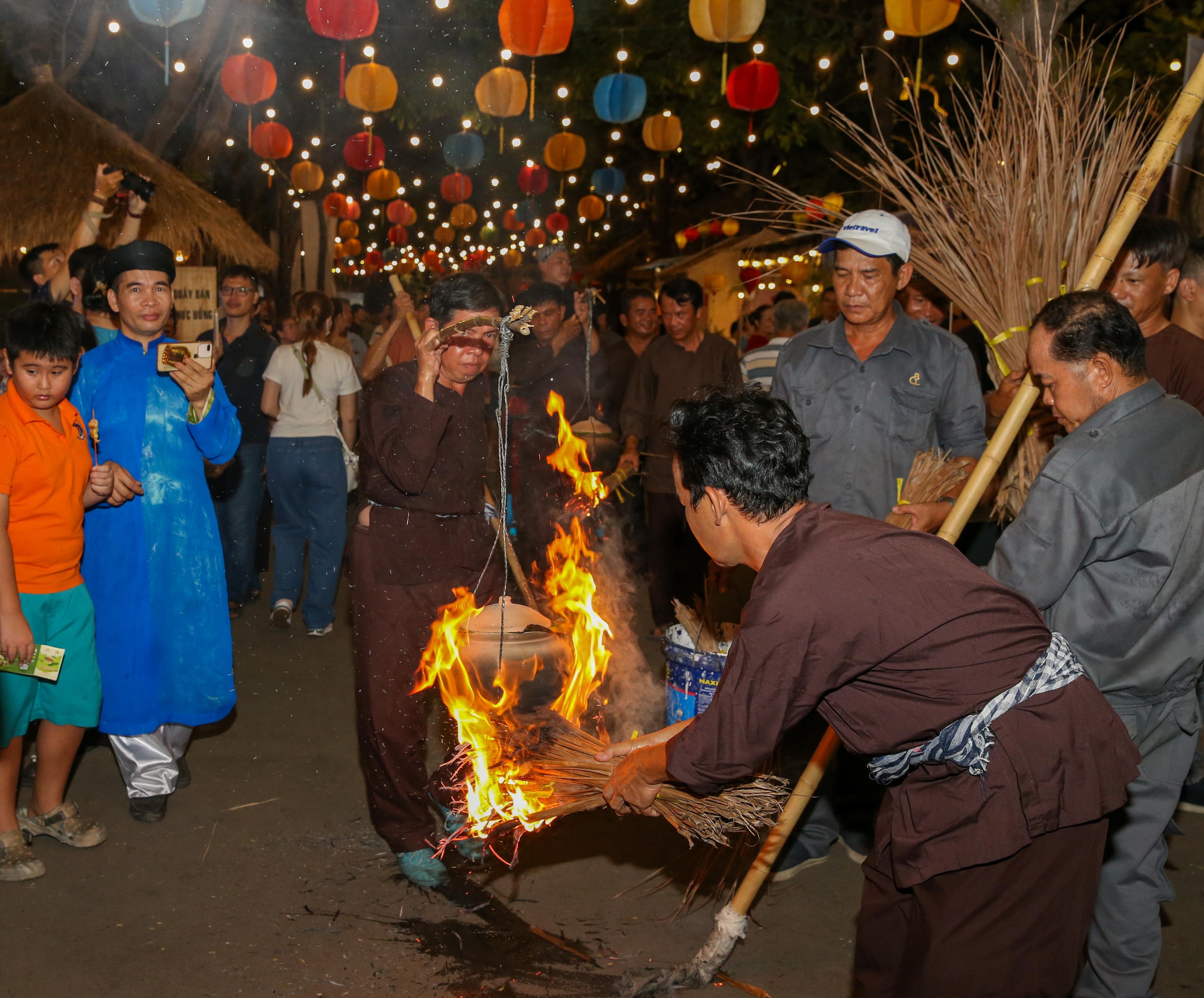 Độc đ&aacute;o &ldquo;vừa đi vừa nấu&rdquo; tại Lễ hội Văn h&oacute;a Ẩm thực, M&oacute;n ngon Saigontourist Group 2024- Ảnh 12.