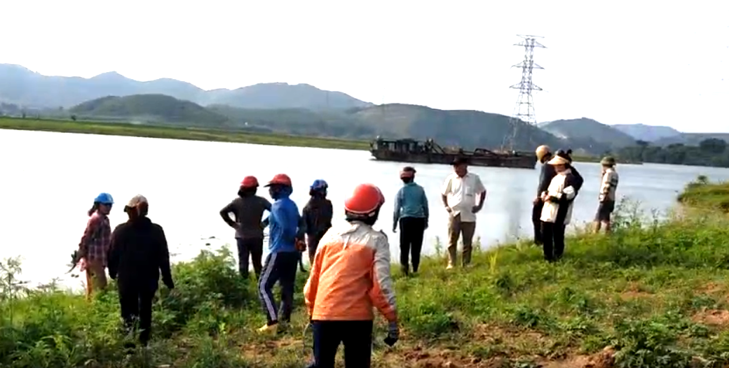 H&agrave;ng trăm người d&acirc;n 