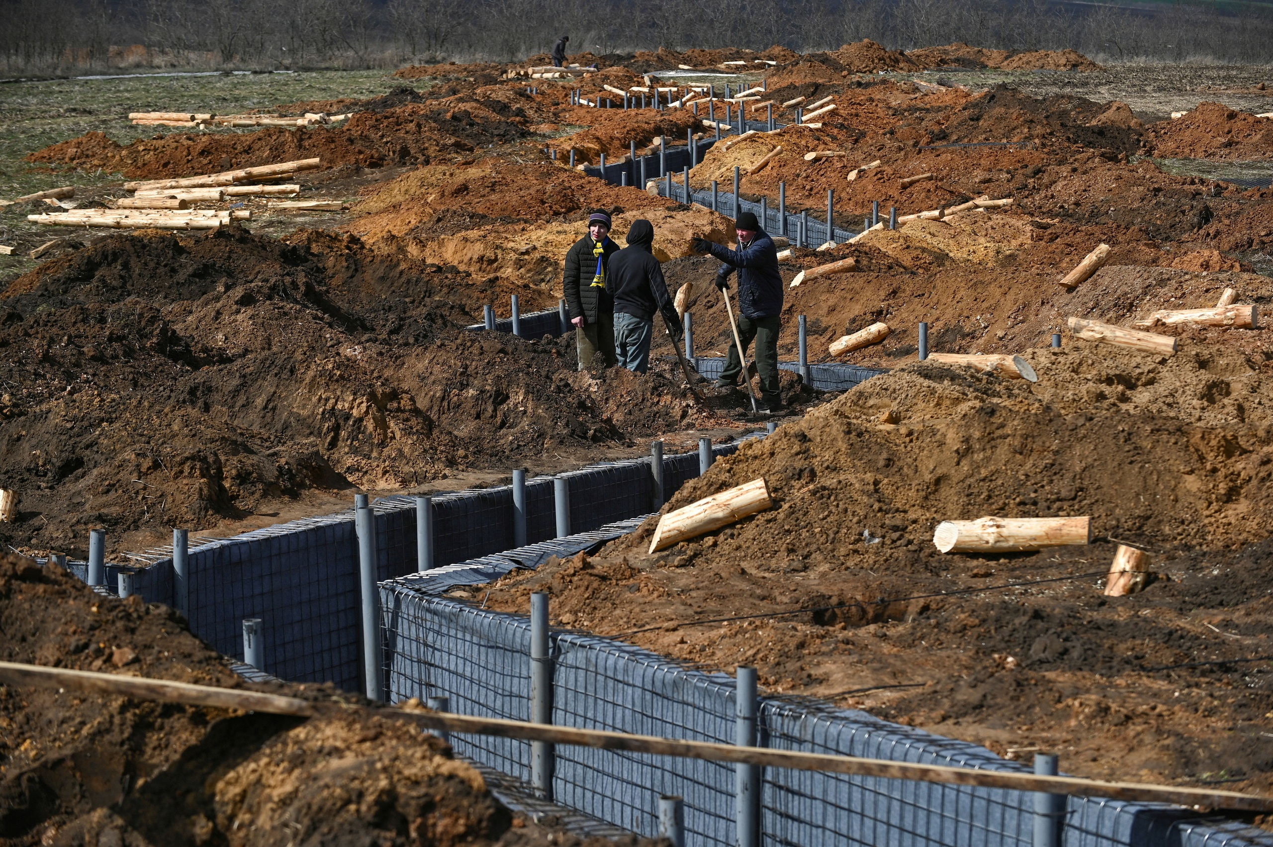 C&ocirc;ng sự ph&ograve;ng thủ mới được Ukraine x&acirc;y dựng ở v&ugrave;ng Zaporizhzhia. Ảnh chụp ng&agrave;y 24-3-2024. Ảnh: REUTERS