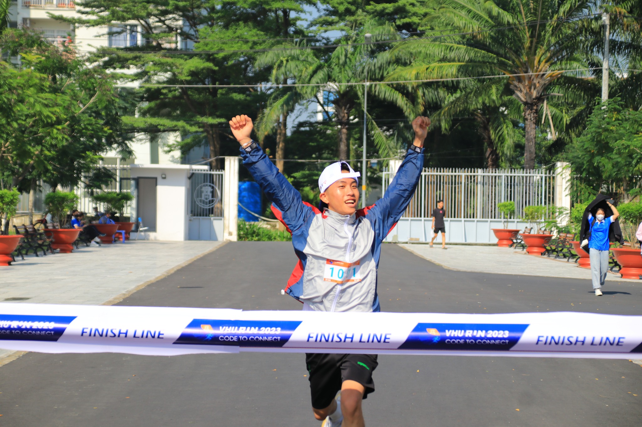 Trường Đại học Văn Hiến TP HCM: 150 th&agrave;nh vi&ecirc;n tham gia giải half-marathon 