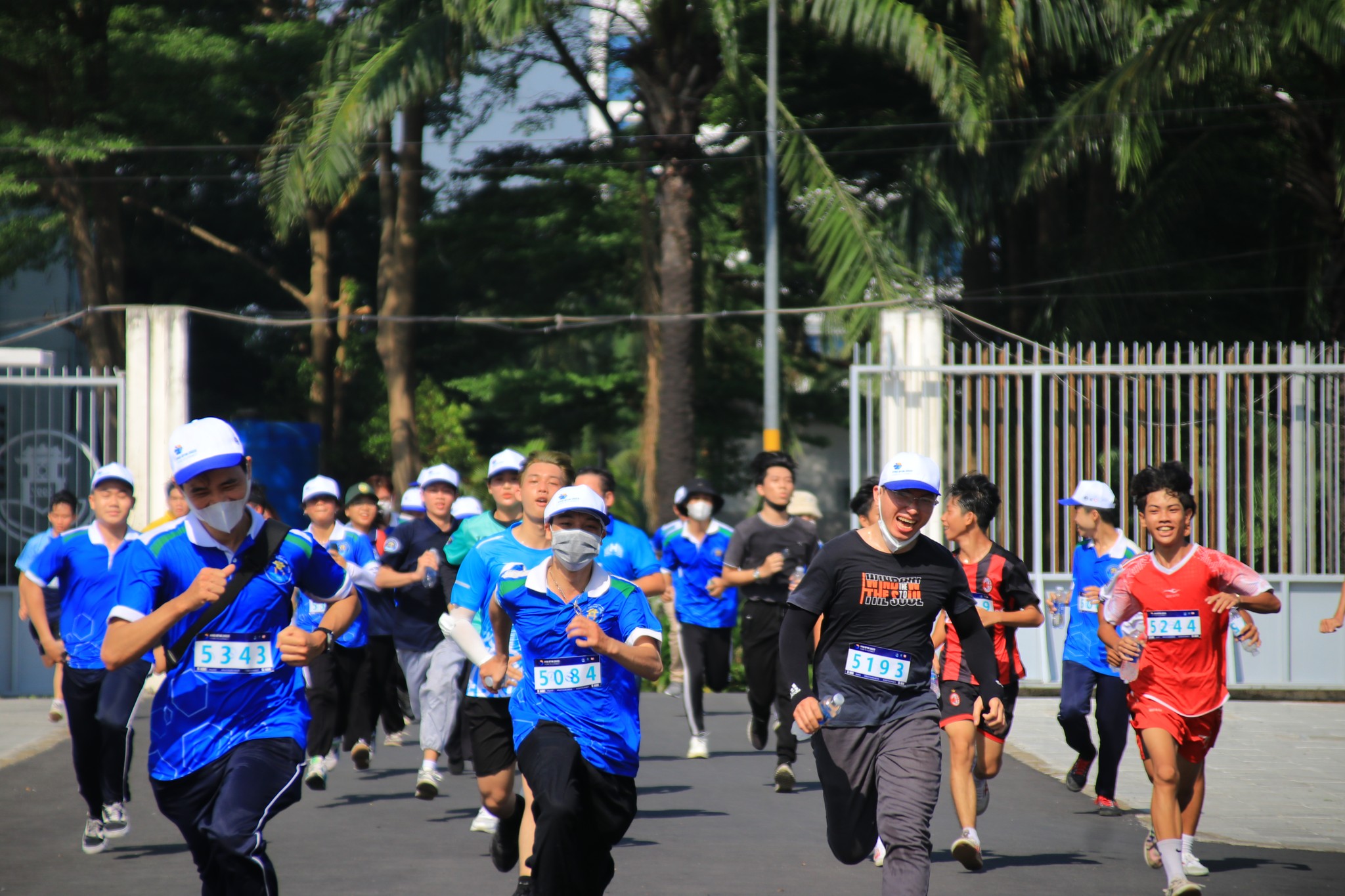 Trường Đại học Văn Hiến TP HCM: 150 th&agrave;nh vi&ecirc;n tham gia giải half-marathon 