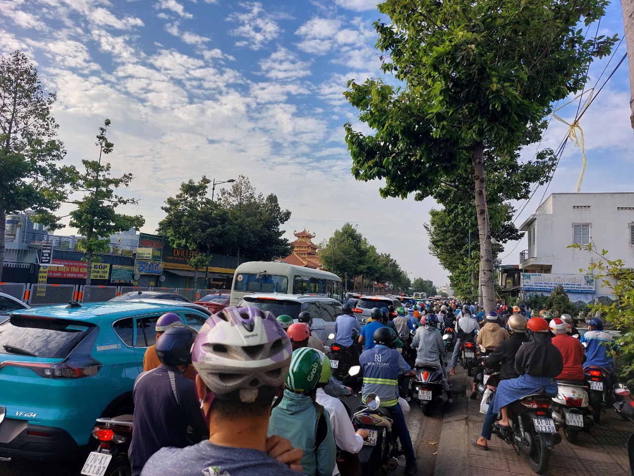 TP HCM: Phương tiện tăng đột biến tr&ecirc;n đường Phạm Văn Đồng, kẹt xe k&eacute;o d&agrave;i- Ảnh 2.