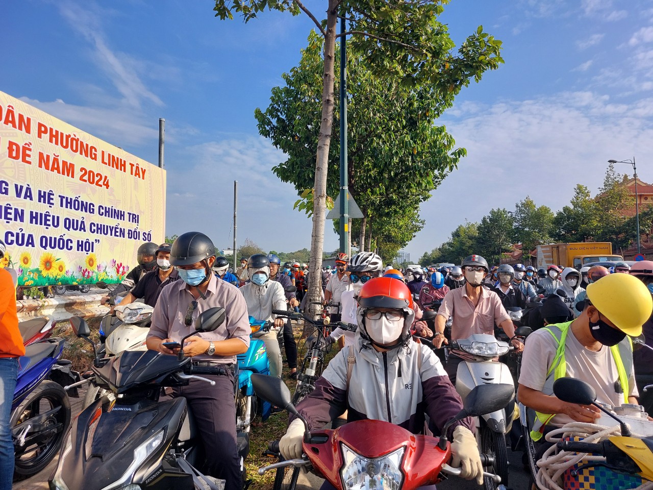 TP HCM: Phương tiện tăng đột biến tr&ecirc;n đường Phạm Văn Đồng, kẹt xe k&eacute;o d&agrave;i- Ảnh 1.