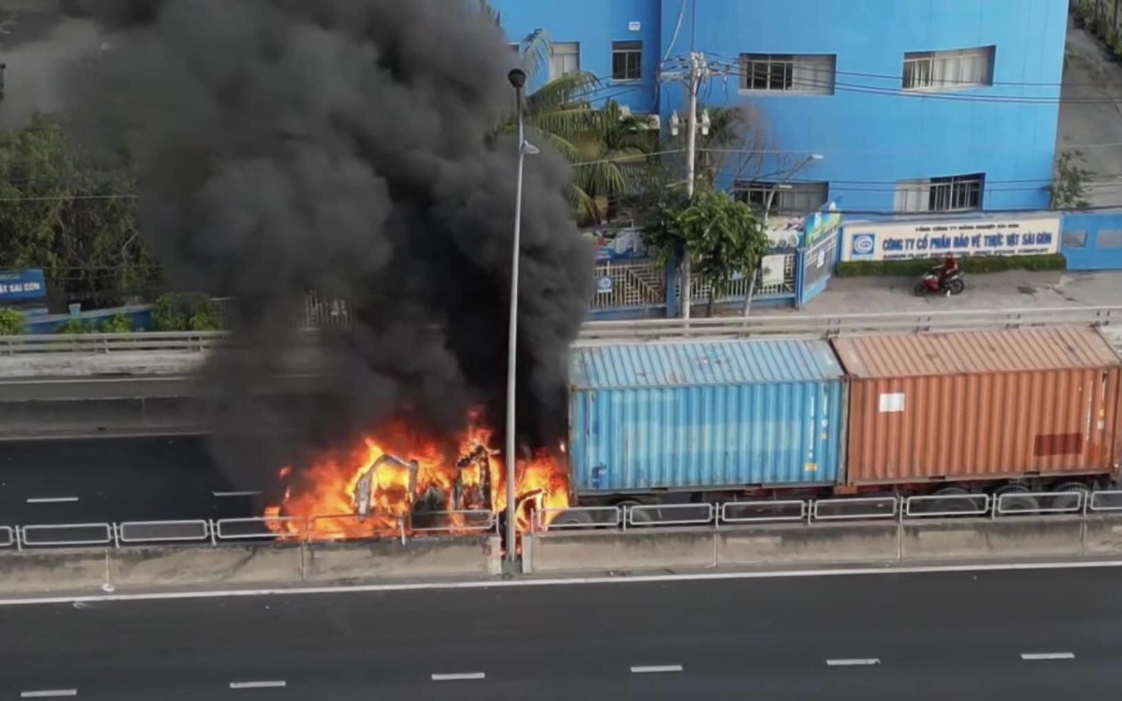 Xe container cháy dữ dội ở cầu Phú Mỹ, cột khói cao cả chục mét