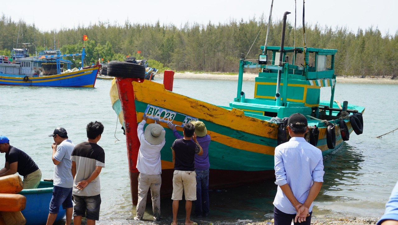 Bà Rịa- Vũng Tàu cấp số cho tàu cá