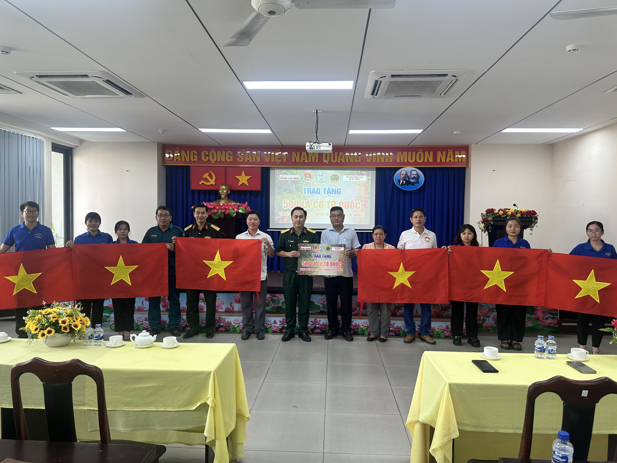 500 lá cờ Tổ quốc và