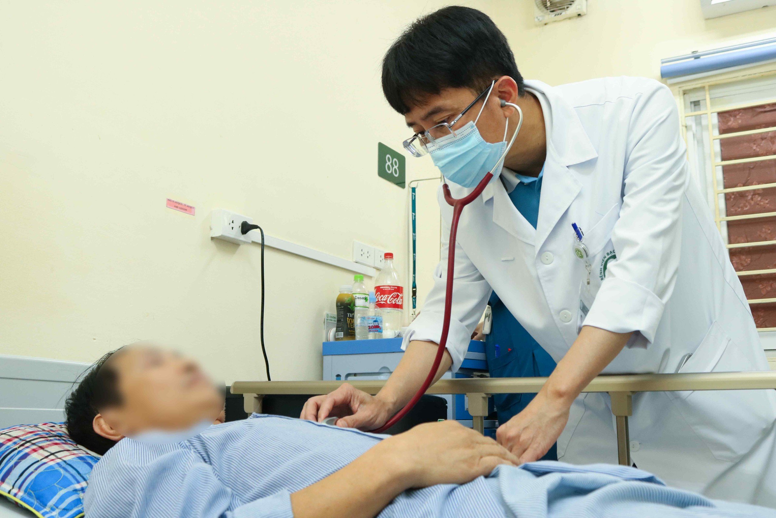 Nam thanh ni&ecirc;n đột quỵ khi đang chơi cầu l&ocirc;ng- Ảnh 1.
