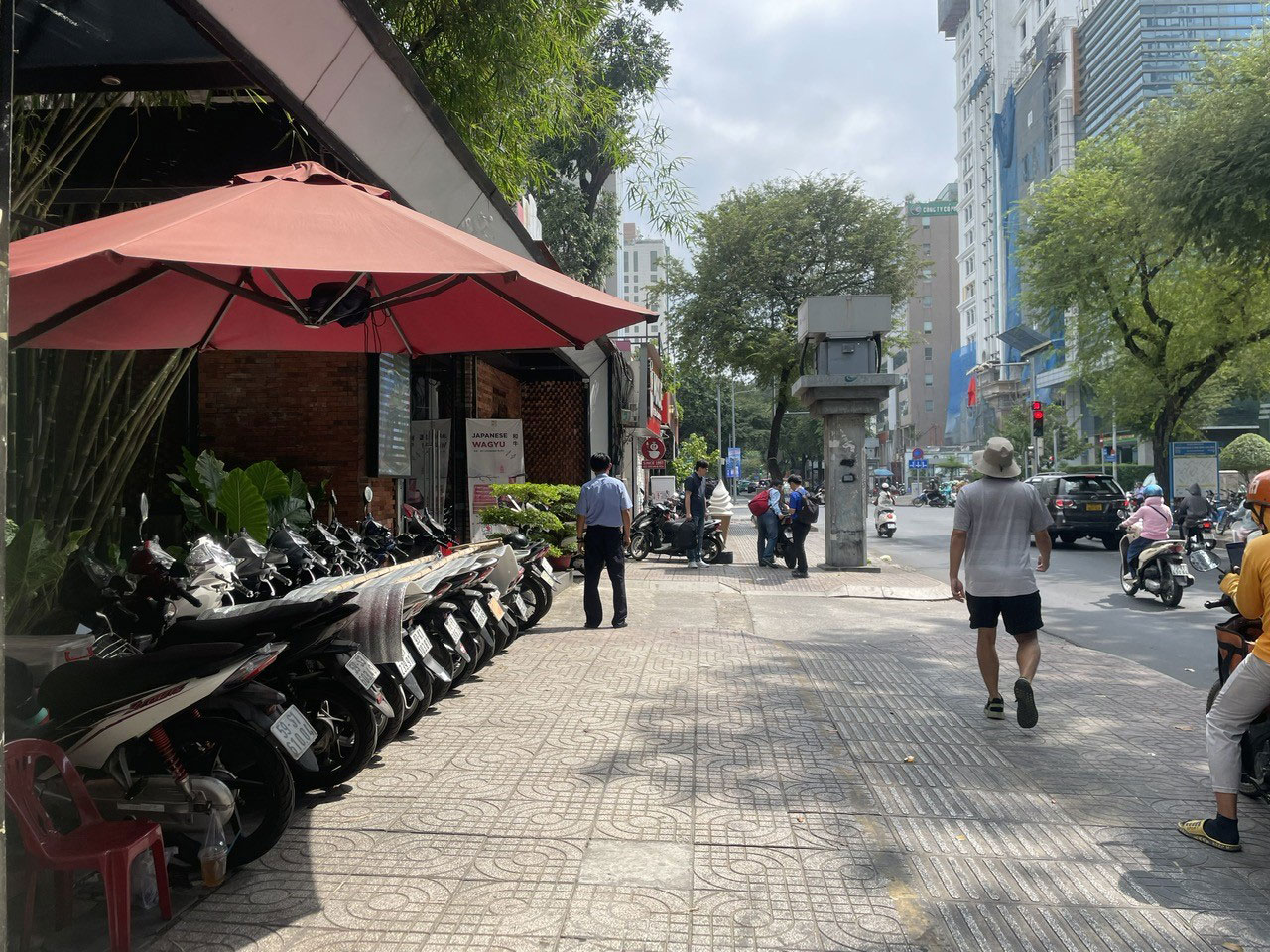 Xe máy để ngăn nắp trong vạch kẻ vàng trên vỉa hè đường Nguyễn Thị Minh Khai, quận 3, TP HCM Ảnh: THU HỒNG