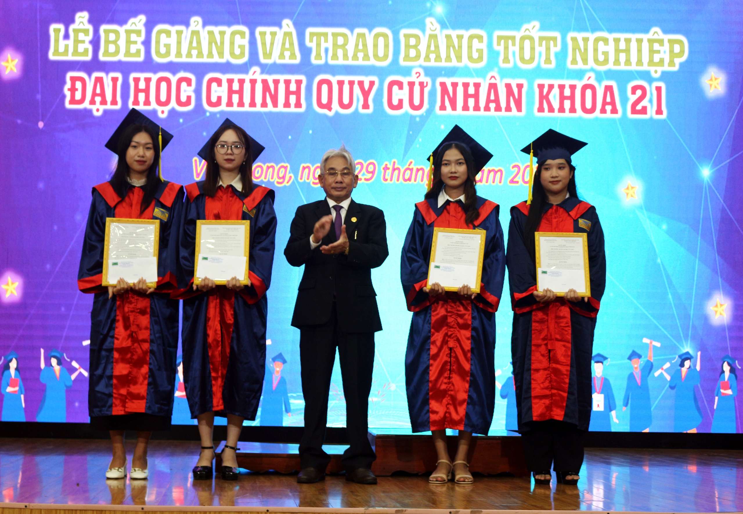 Tân cử nhân đến từ Lào phát biểu xúc động về Trường ĐH Cửu Long- Ảnh 7.