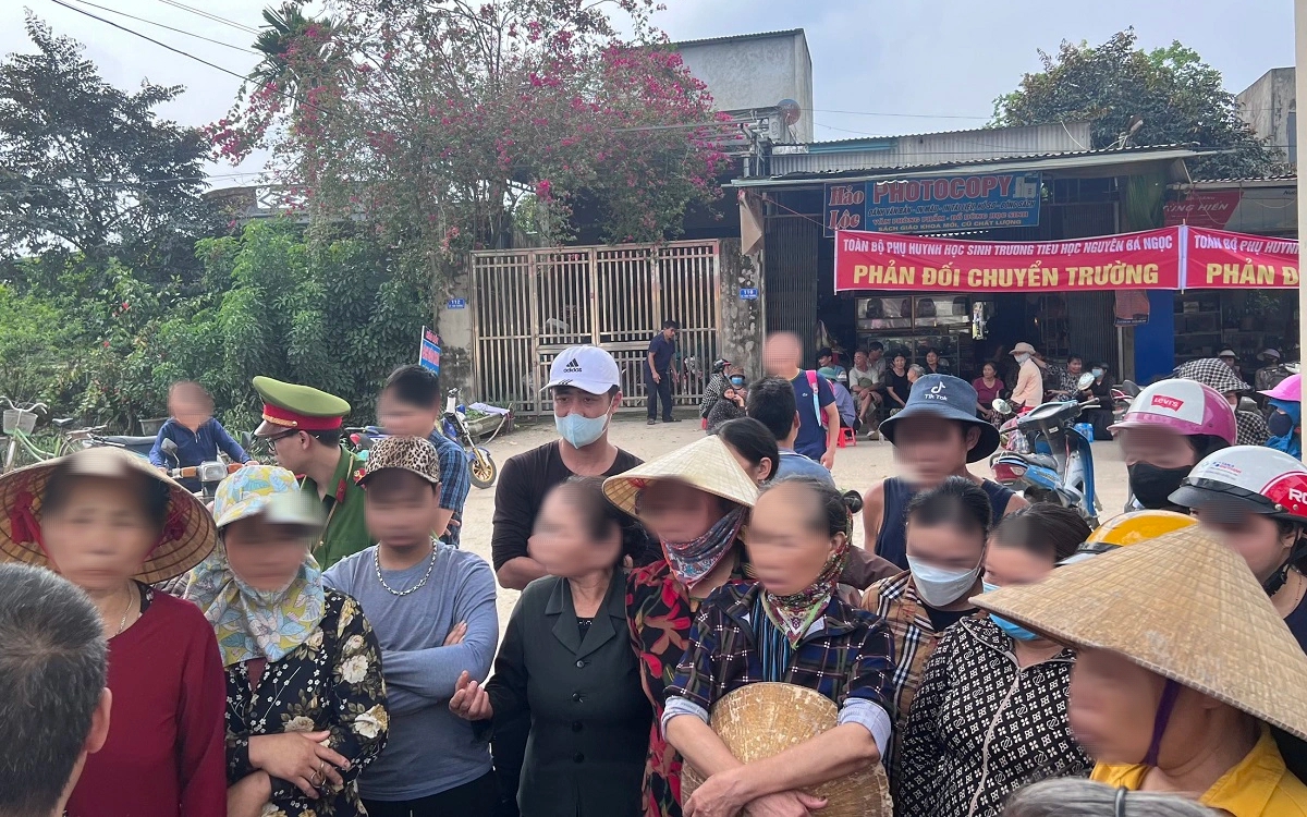 Vụ phản đối sáp nhập trường: hàng trăm học sinh vẫn không tới trường