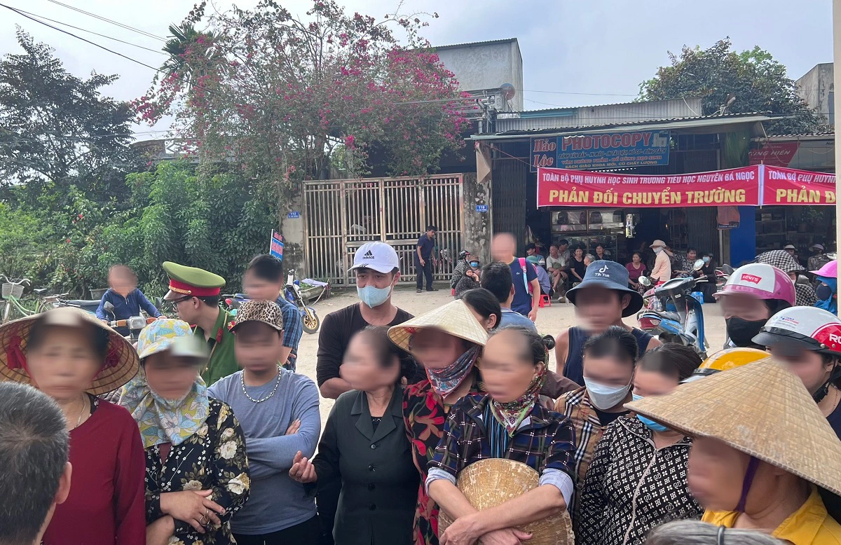 Vụ phản đối sáp nhập trường: hàng trăm học sinh vẫn không tới trường- Ảnh 1.