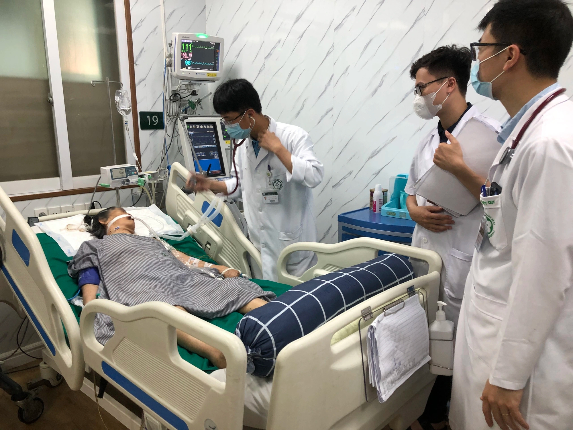 Nam thanh ni&ecirc;n đột quỵ khi đang chơi cầu l&ocirc;ng- Ảnh 2.