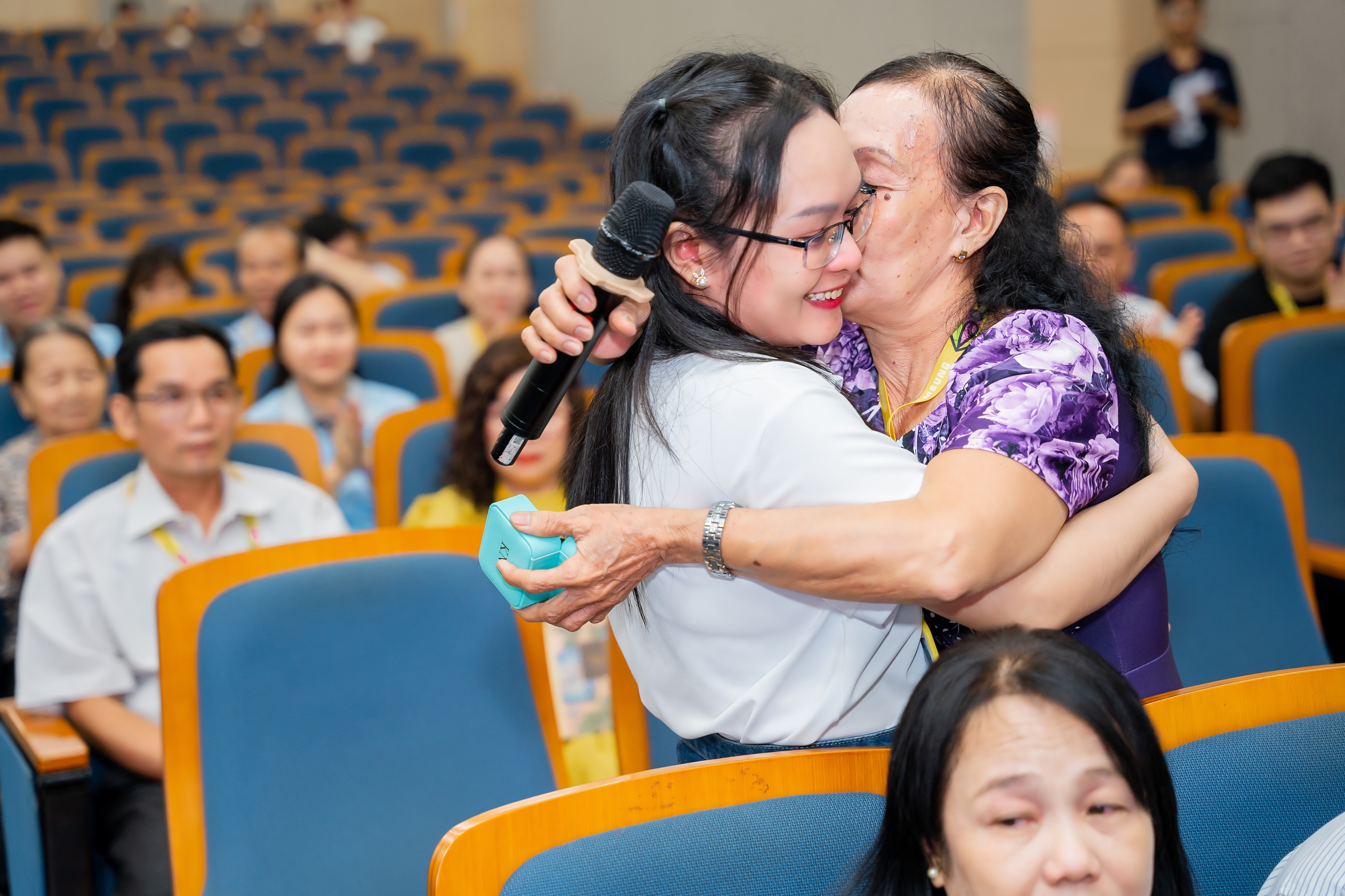 Cha mẹ bật kh&oacute;c khi thăm nh&agrave; m&aacute;y nơi con l&agrave;m việc ở TP HCM- Ảnh 1.