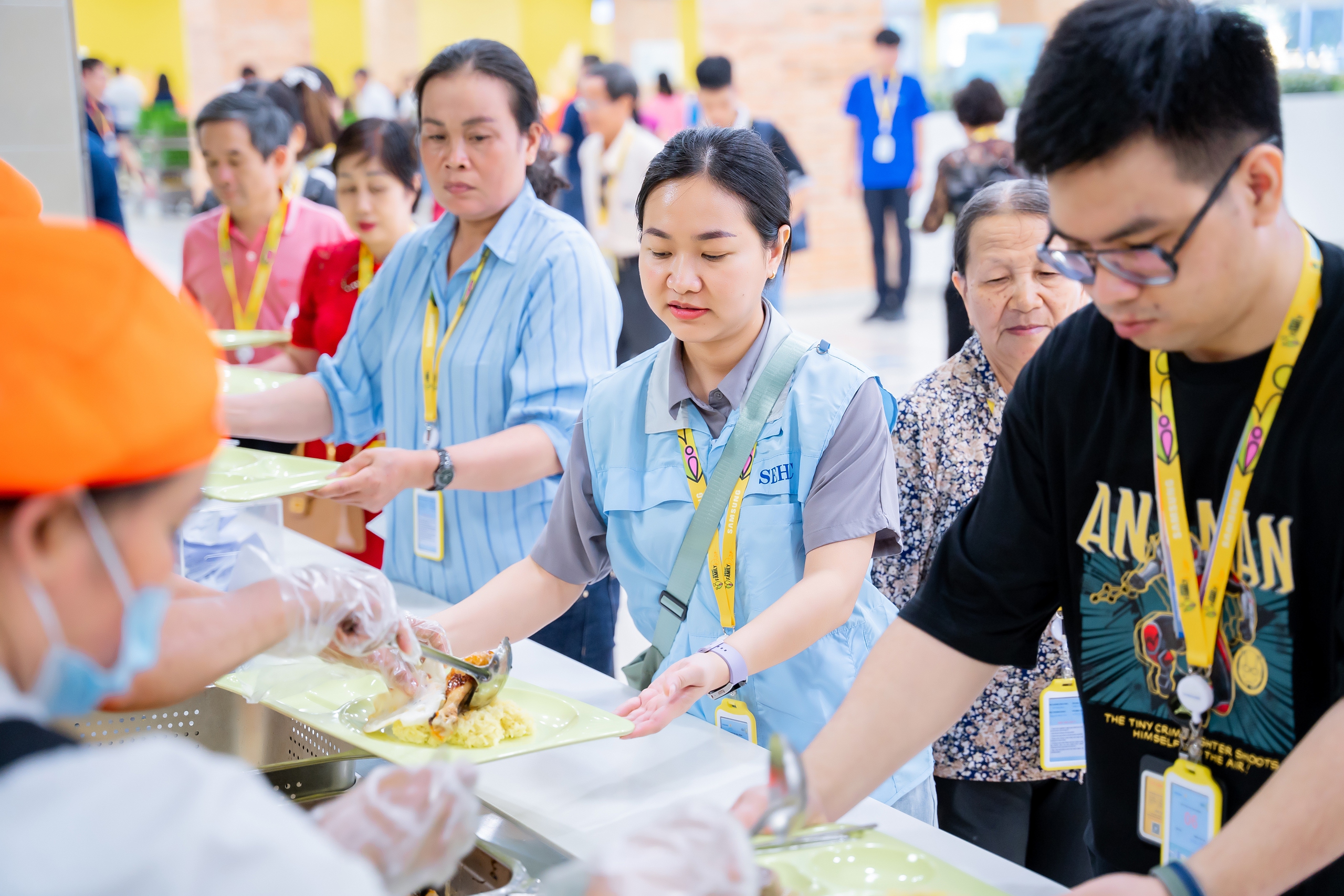 Cha mẹ bật kh&oacute;c khi thăm nh&agrave; m&aacute;y nơi con l&agrave;m việc ở TP HCM- Ảnh 5.