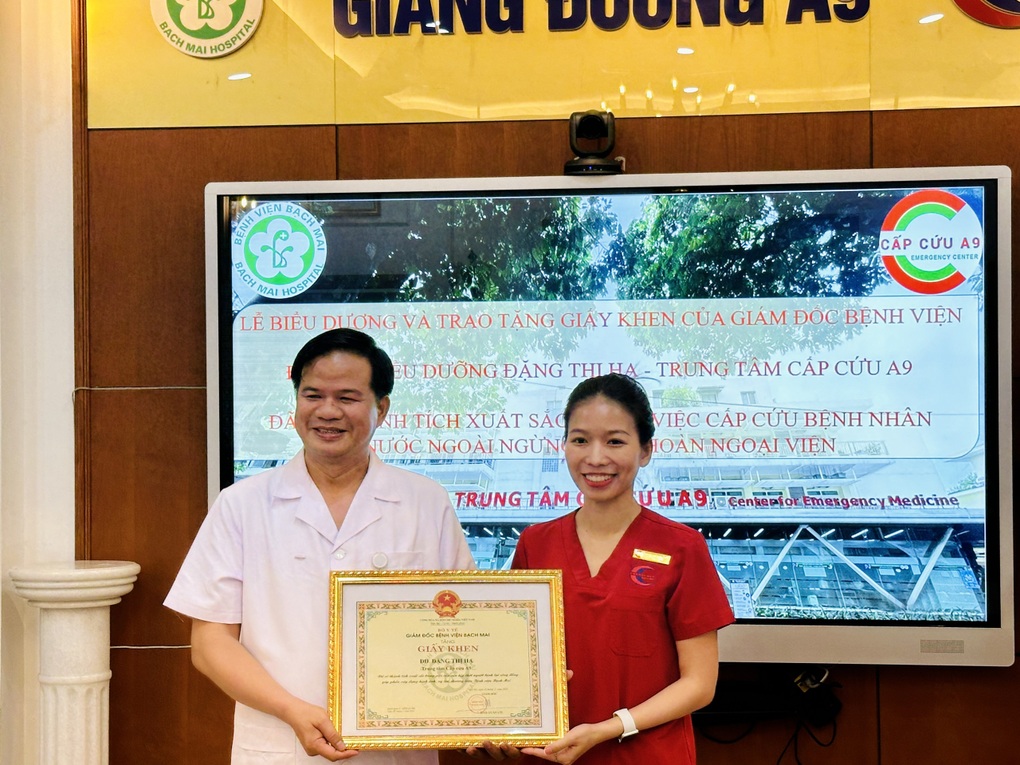 Tặng bằng khen điều dưỡng cấp cứu khách nước ngoài tại nhà hàng- Ảnh 3.