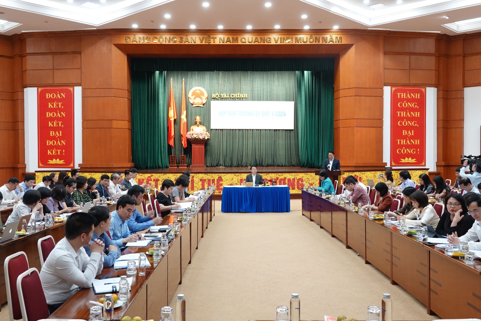 Bộ Tài chính nói về việc điều chỉnh mức giảm trừ gia cảnh- Ảnh 1.