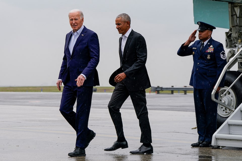 &Ocirc;ng Biden v&agrave; &ocirc;ng Obama xuất hiện c&ugrave;ng nhau h&ocirc;m 28-3. Ảnh: Reuters