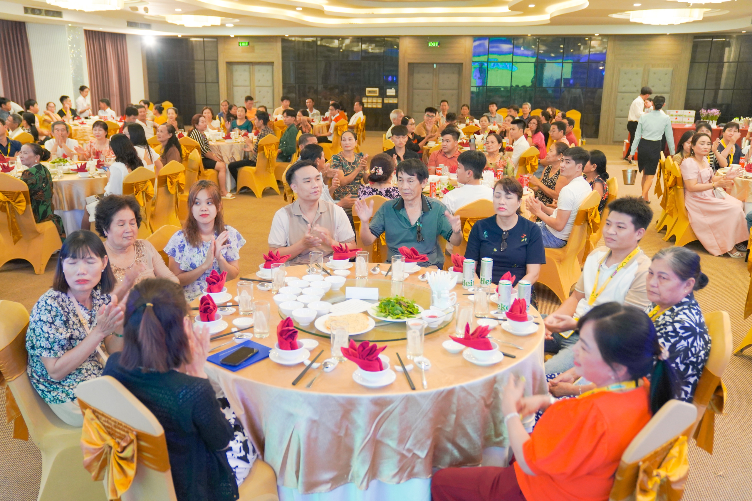Cha mẹ bật kh&oacute;c khi thăm nh&agrave; m&aacute;y nơi con l&agrave;m việc ở TP HCM- Ảnh 7.