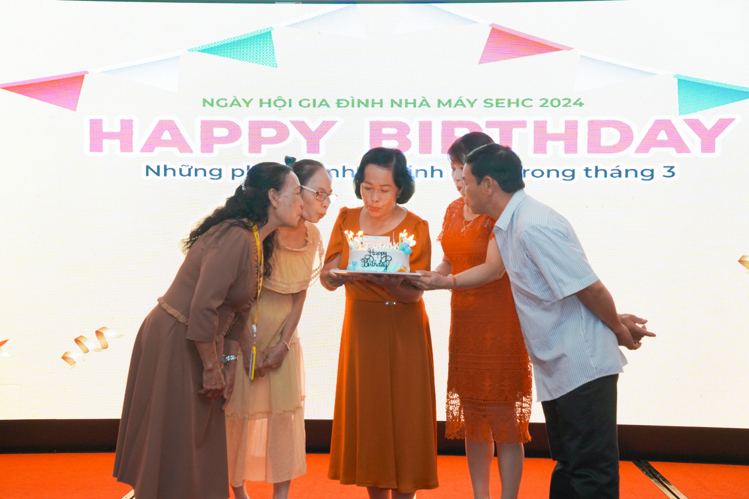 Cha mẹ bật kh&oacute;c khi thăm nh&agrave; m&aacute;y nơi con l&agrave;m việc ở TP HCM- Ảnh 6.