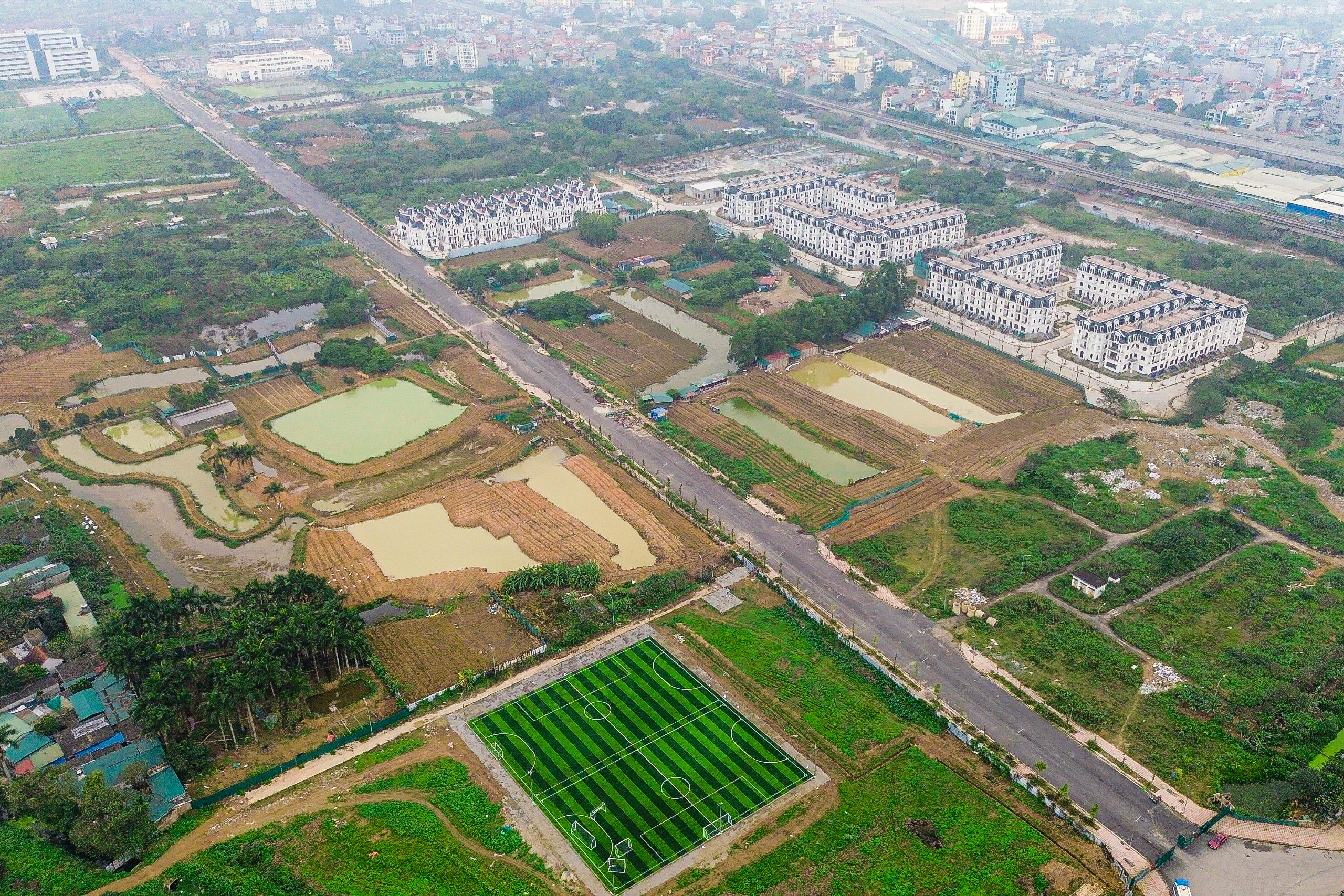 Hiện trạng tuyến đường d&agrave;i 1,3 km &ldquo;lỡ hẹn&rdquo; gần 2 năm - Ảnh 1.