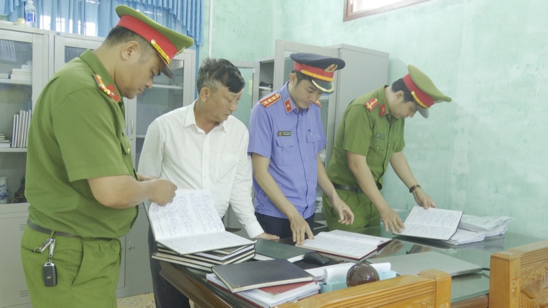 Khởi tố Chủ tịch x&atilde; v&igrave; để kế to&aacute;n 
