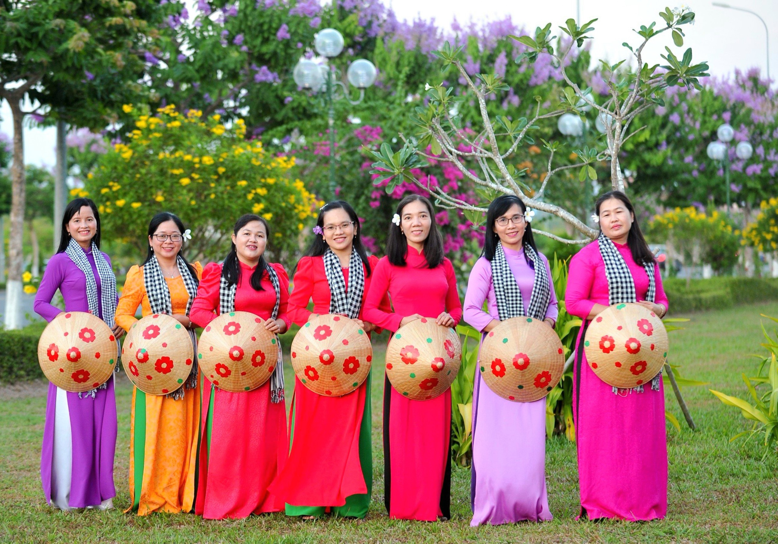 Con đường hoa bằng lăng rực rỡ sắc t&iacute;m 