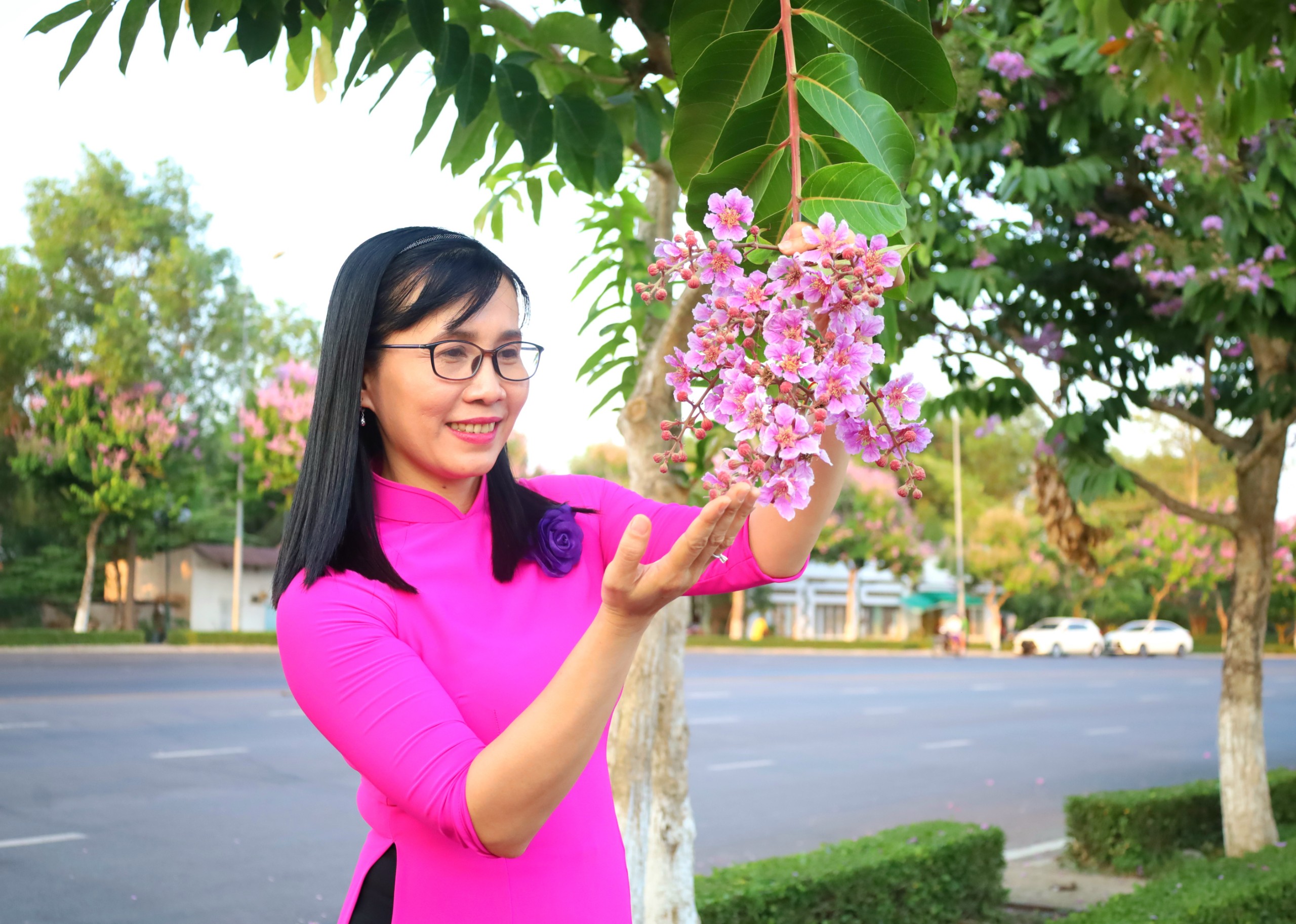 Con đường hoa bằng lăng rực rỡ sắc t&iacute;m 