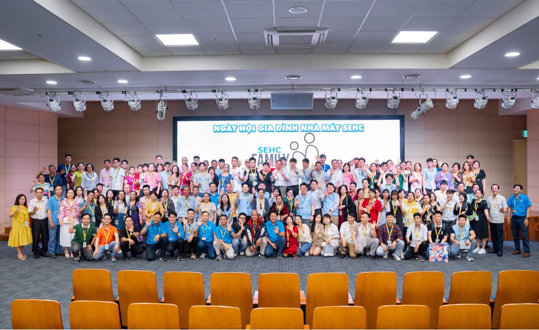 Cha mẹ bật kh&oacute;c khi thăm nh&agrave; m&aacute;y nơi con l&agrave;m việc ở TP HCM- Ảnh 2.
