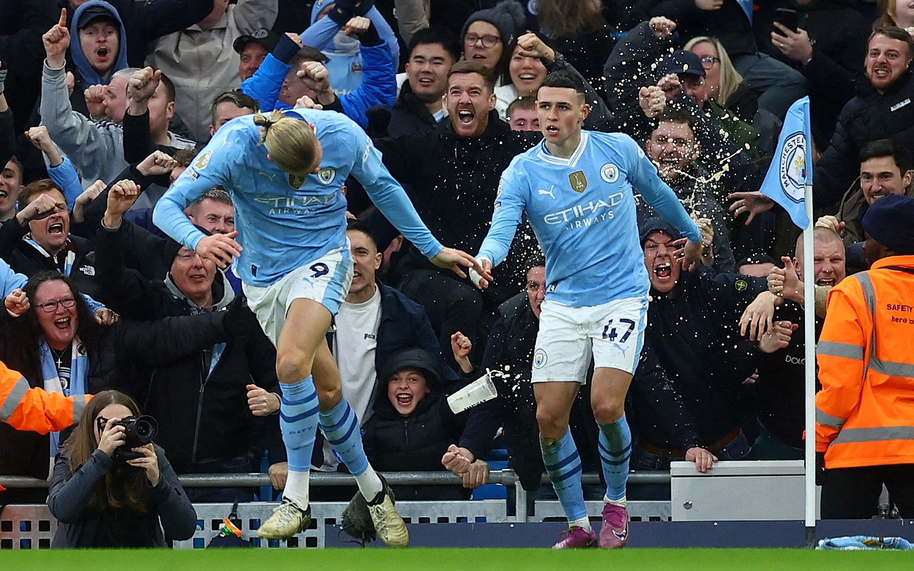 Pep Guardiola ca ngợi Foden sau khi Man City ngược dòng hạ Man United