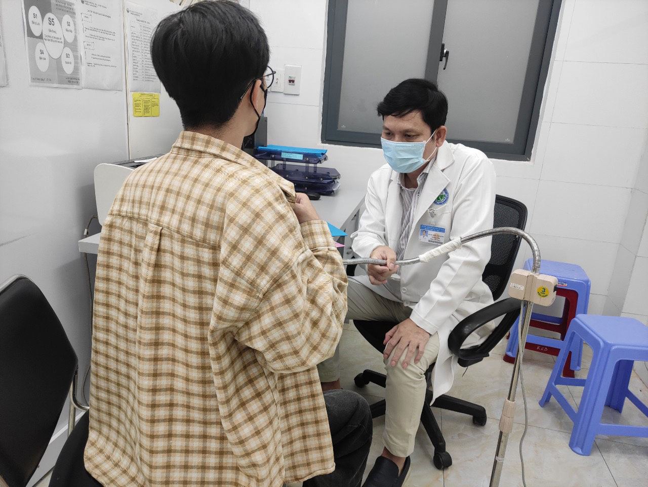 Bác sĩ chuyên khoa 2 Đoàn Văn Lợi Em, Trưởng Khoa Lâm sàng 3 - Bệnh viện Da liễu TP HCM, thăm khám cho bệnh nhân mắc bệnh qua đường tình dục