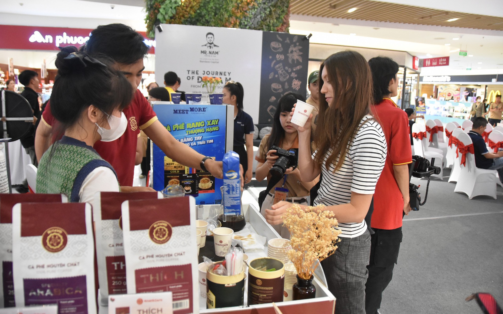 "Tín đồ" cà phê, trà tụ hội về Gigamall Thủ Đức