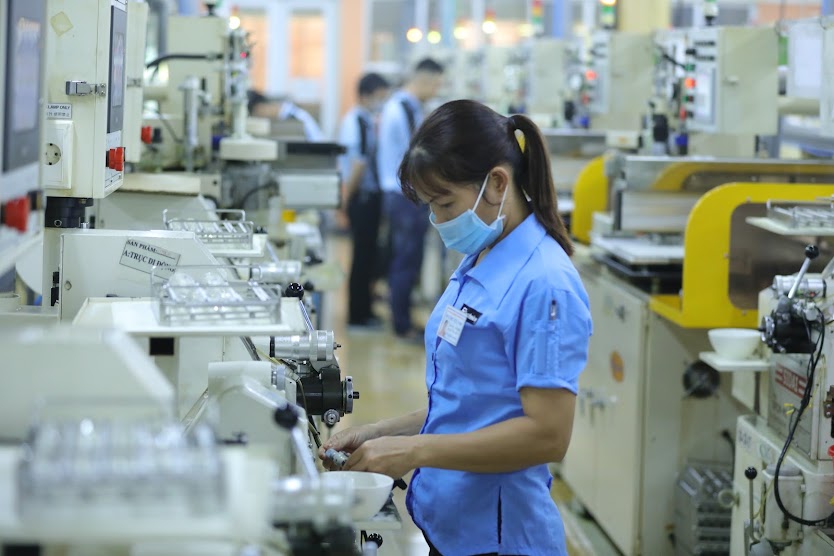C&ocirc;ng nh&acirc;n l&agrave;m việc tại một doanh nghiệp FDI ở khu vực ph&iacute;a Bắc Ảnh: MINH PHONG