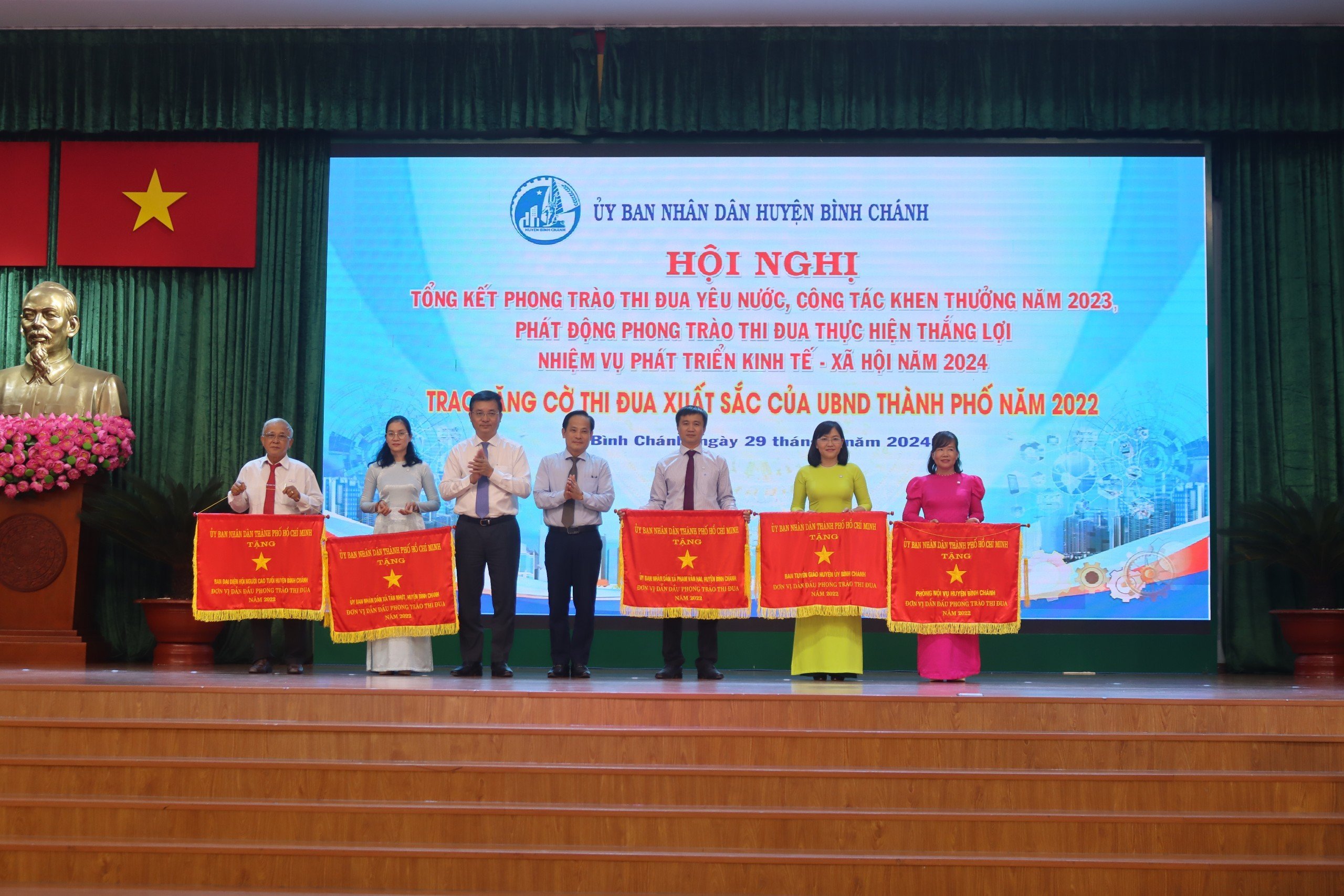 Huyện B&igrave;nh Ch&aacute;nh ph&aacute;t động phong tr&agrave;o thi đua y&ecirc;u nước- Ảnh 2.