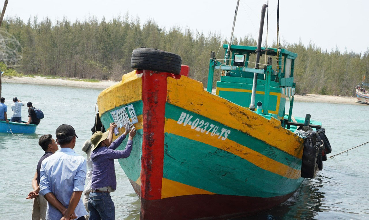 Tỉnh B&agrave; Rịa - Vũng T&agrave;u cấp số tạm cho c&aacute;c t&agrave;u c&aacute; để quản l&yacute;, chống khai th&aacute;c bất hợp ph&aacute;p Ảnh: ĐỨC ĐỊNH